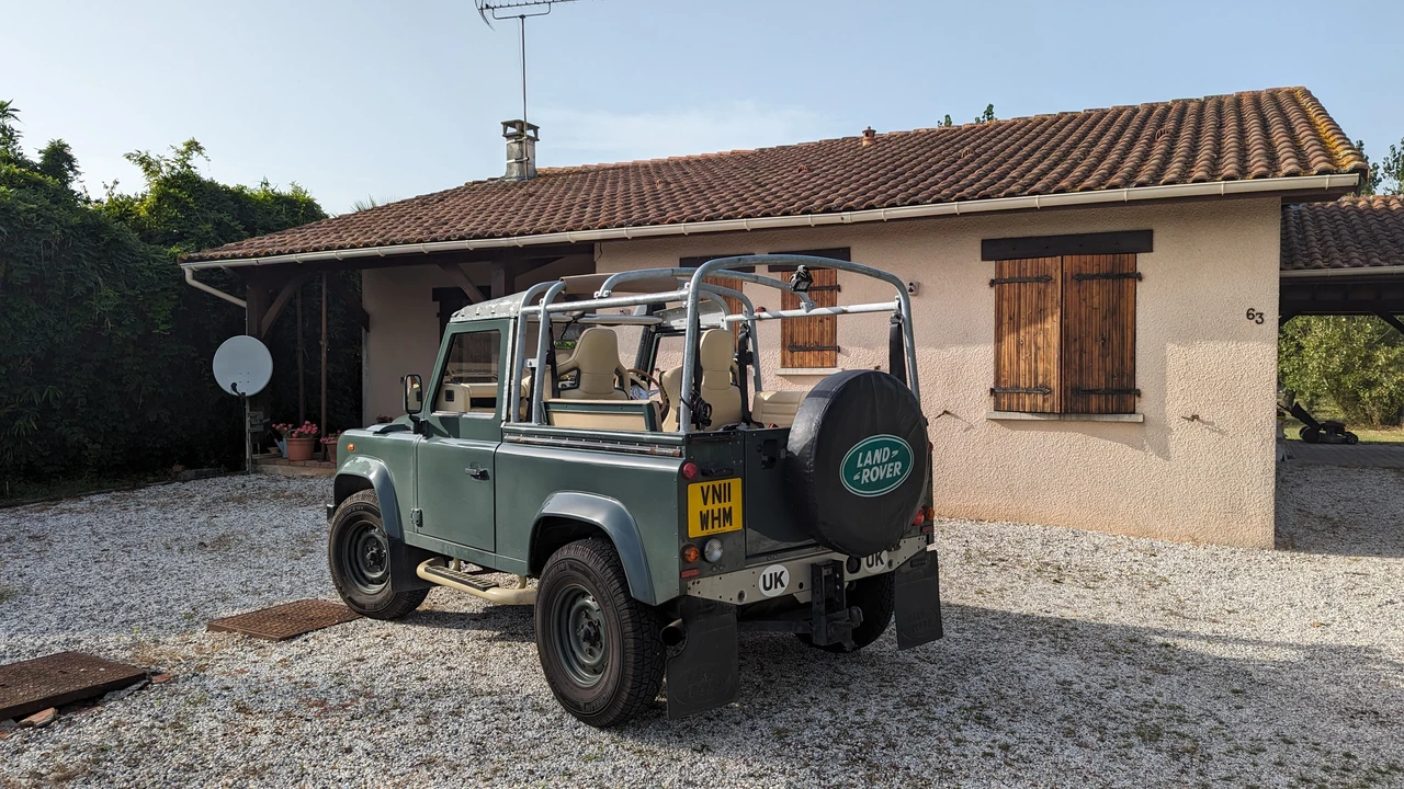 2011 Land Rover Defender 90 - Image 17 of 31