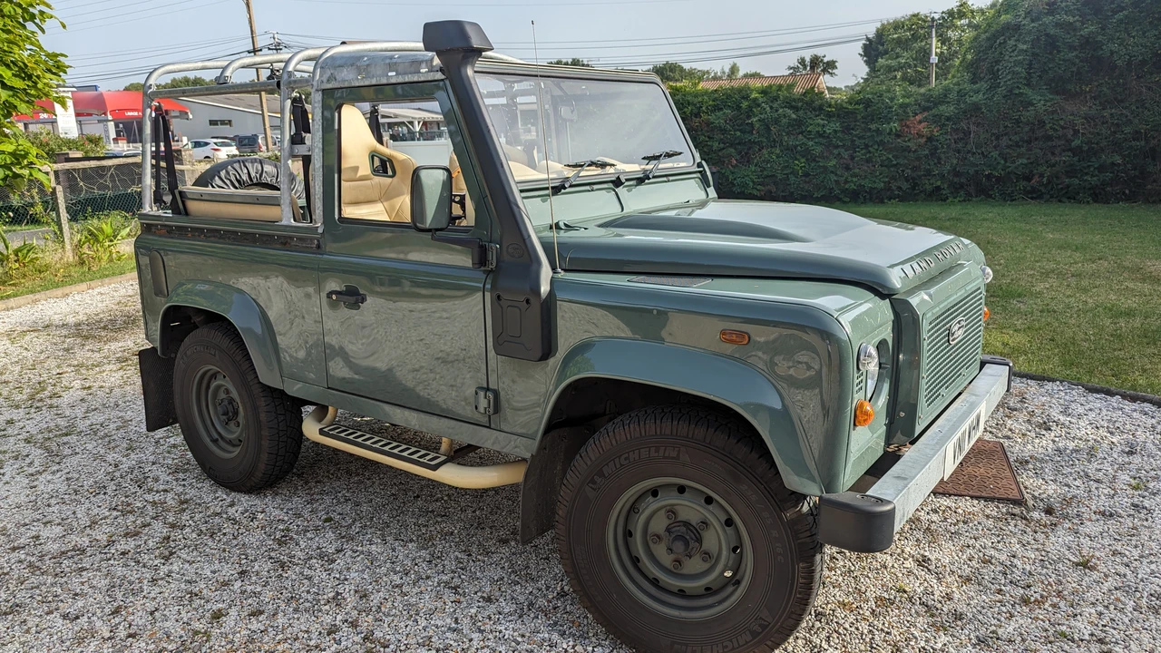 2011 Land Rover Defender 90 - Image 18 of 31
