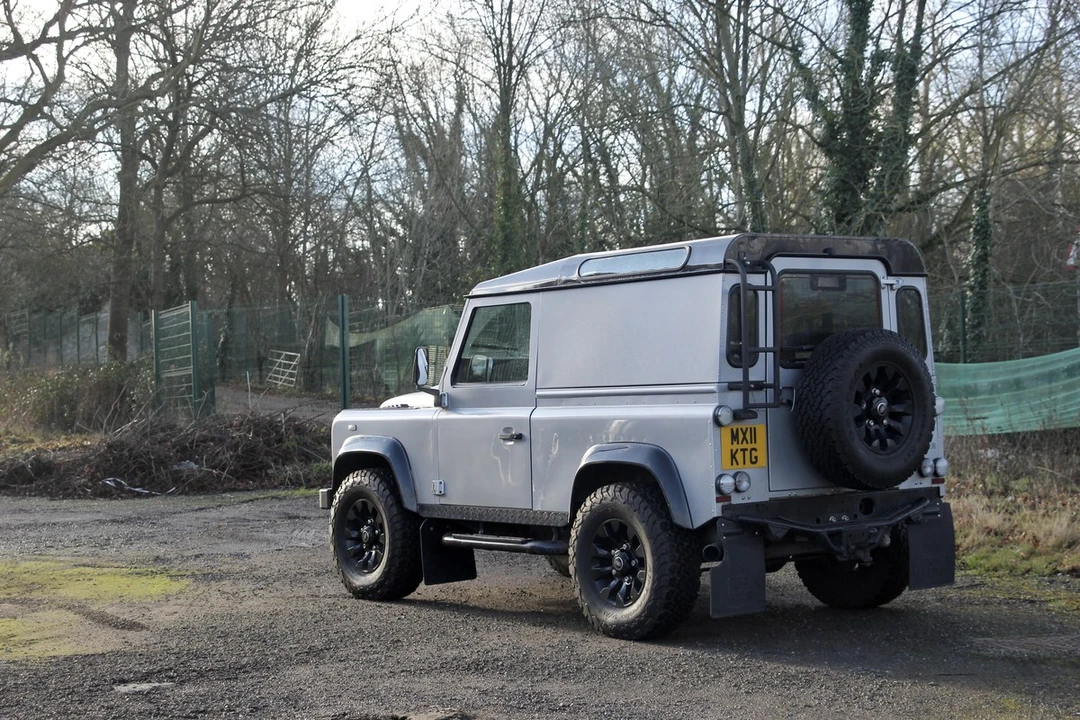 2011 Land Rover Defender 90 - Image 9 of 30
