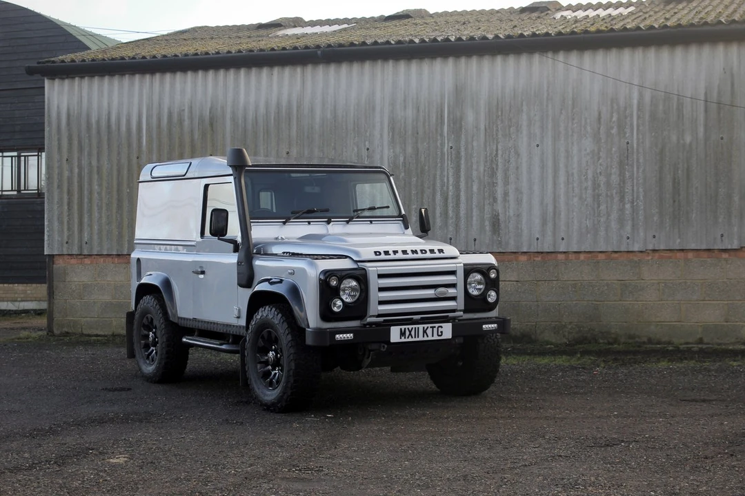 2011 Land Rover Defender 90 - Image 15 of 30