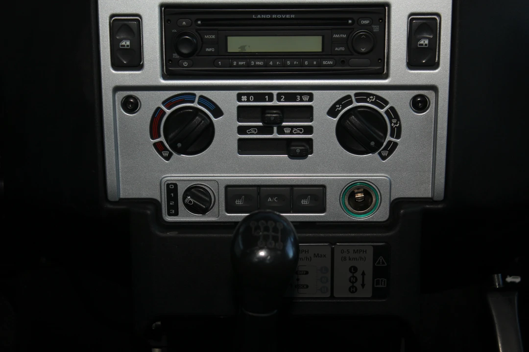 2011 Land Rover Defender 90 - Image 29 of 30