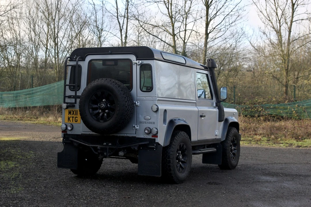 2011 Land Rover Defender 90 - Image 14 of 30