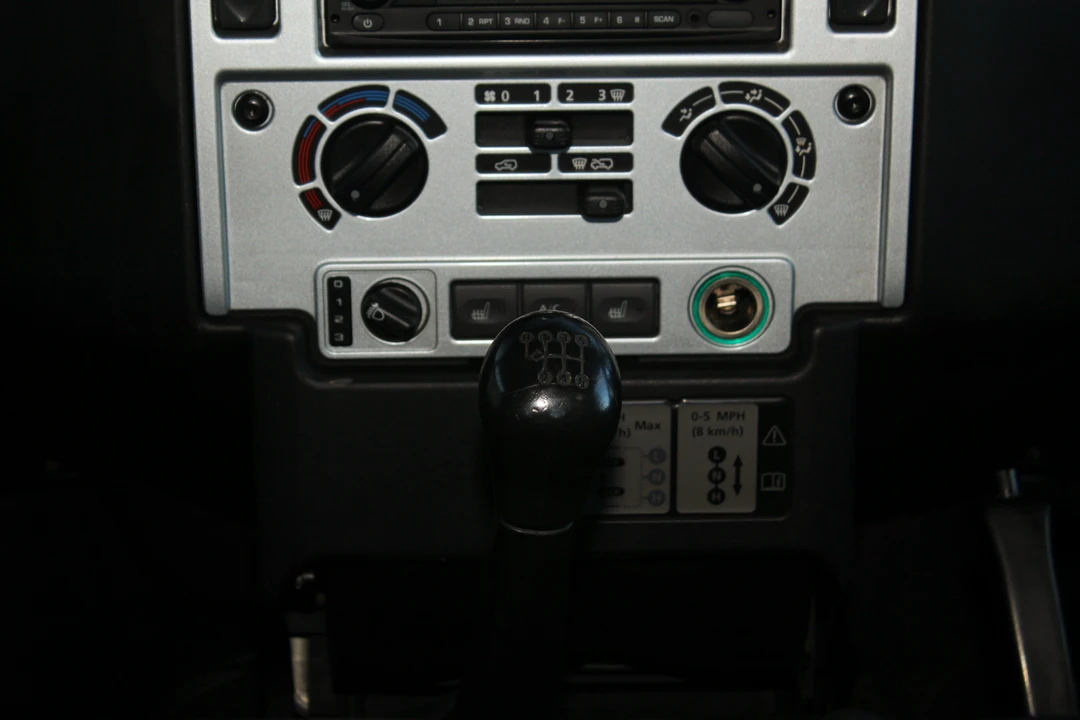 2011 Land Rover Defender 90 - Image 28 of 30