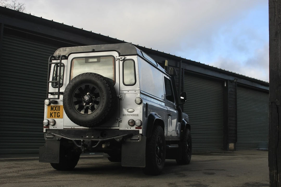 2011 Land Rover Defender 90 - Image 18 of 30