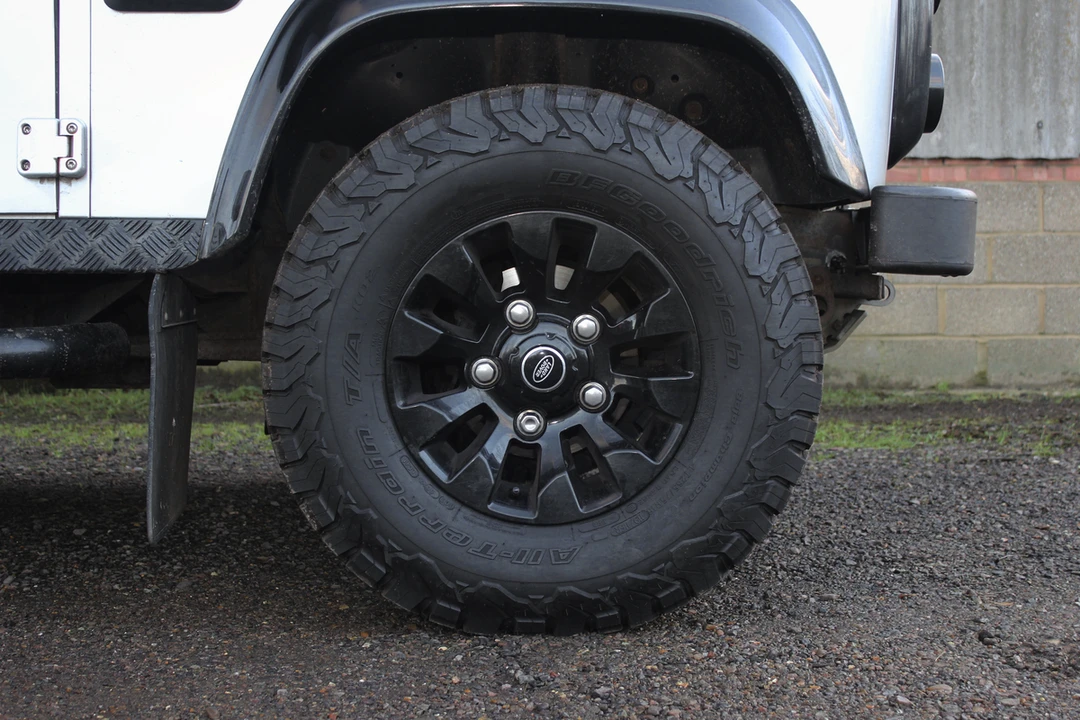 2011 Land Rover Defender 90 - Image 25 of 30