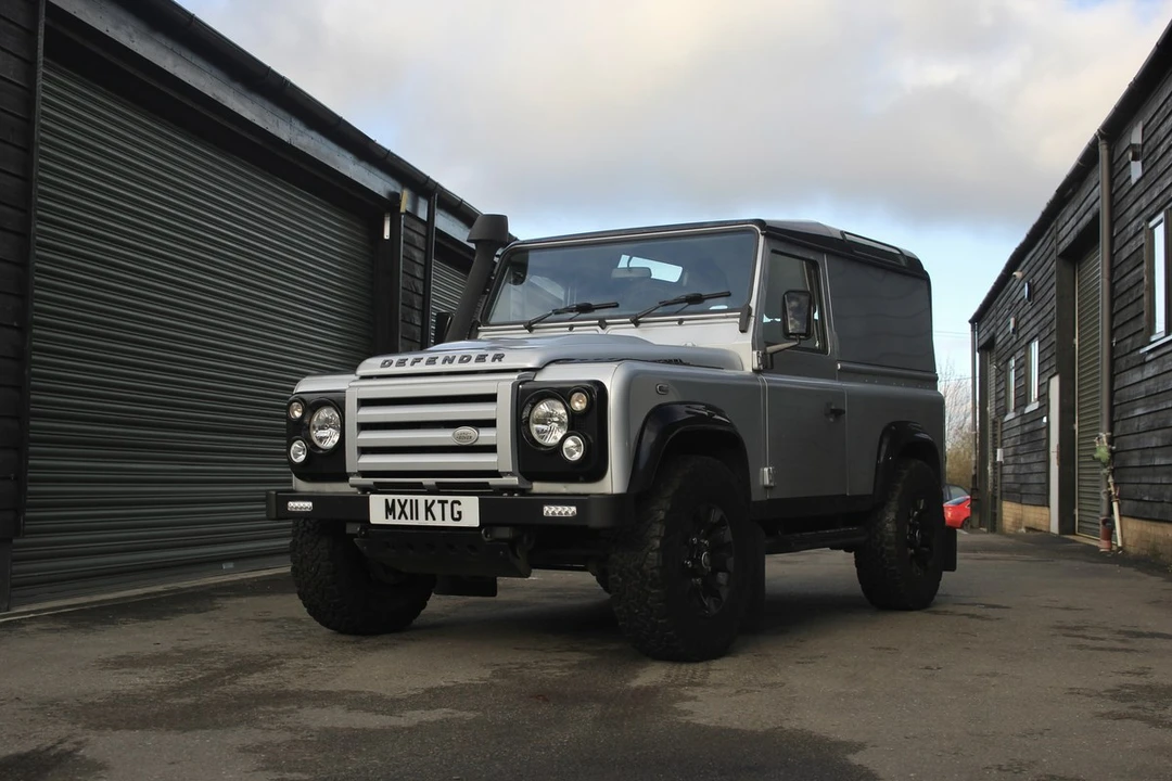 2011 Land Rover Defender 90 - Image 17 of 30