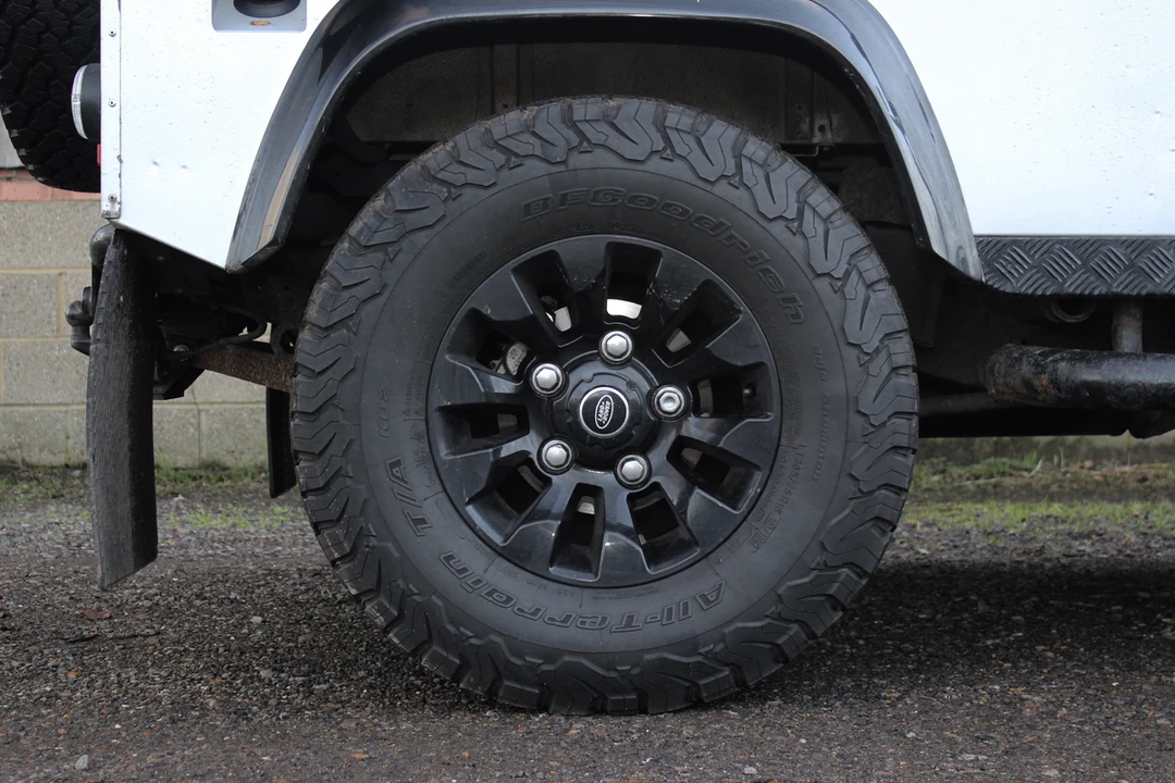 2011 Land Rover Defender 90 - Image 24 of 30
