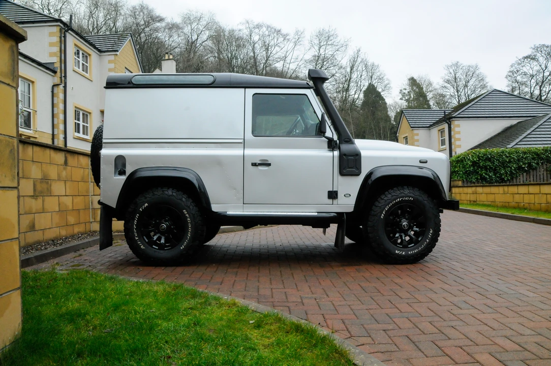 2011 Land Rover Defender 90 - Image 8 of 31