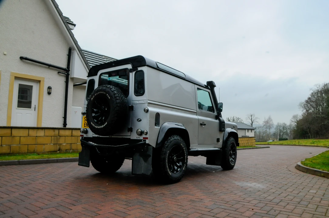2011 Land Rover Defender 90 - Image 7 of 31