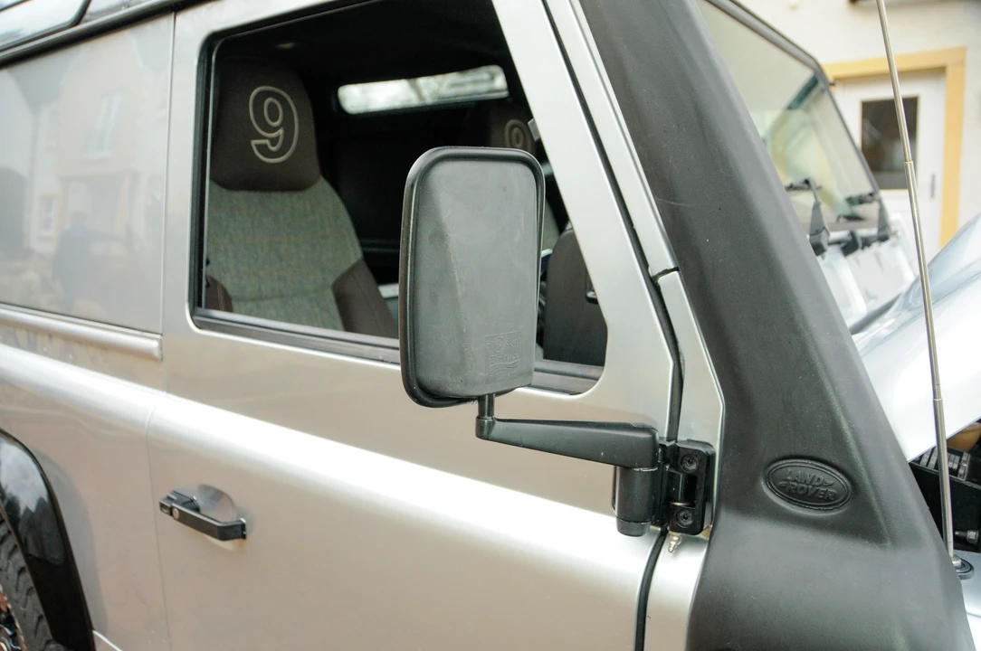 2011 Land Rover Defender 90 - Image 19 of 31
