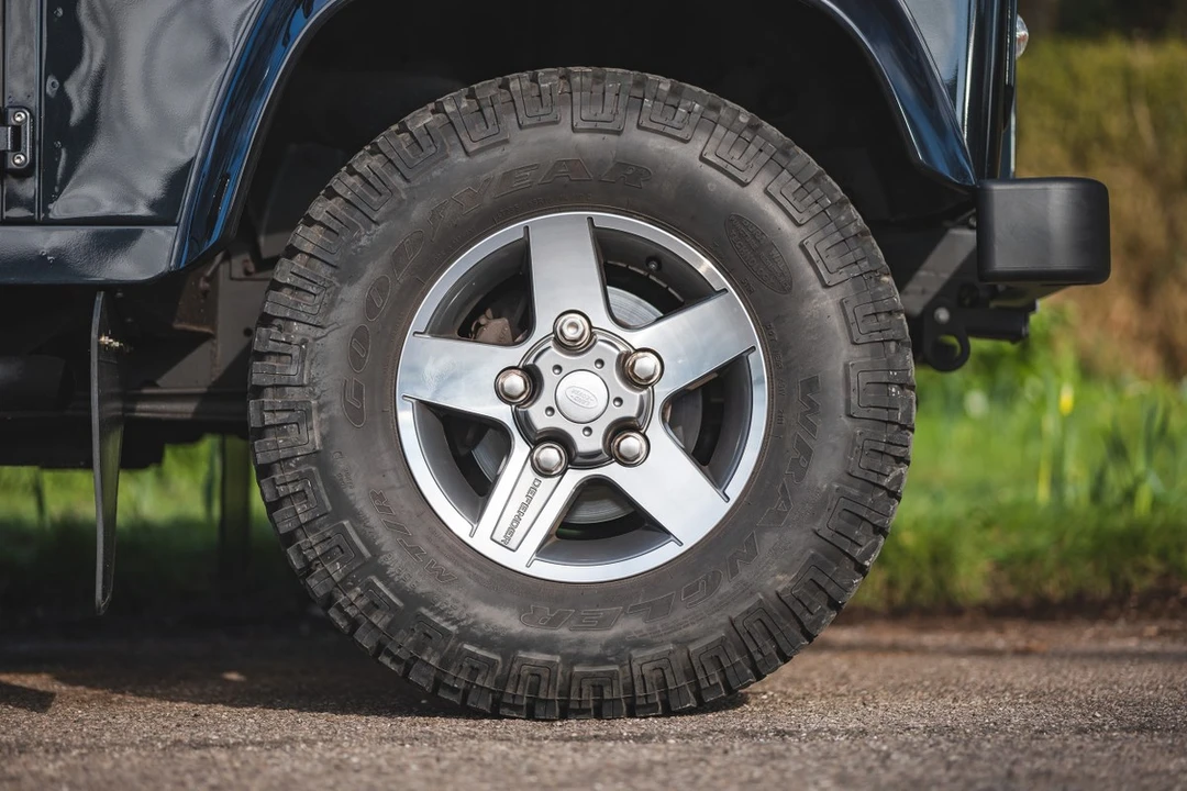 2011 Land Rover Defender 90 - Image 14 of 30