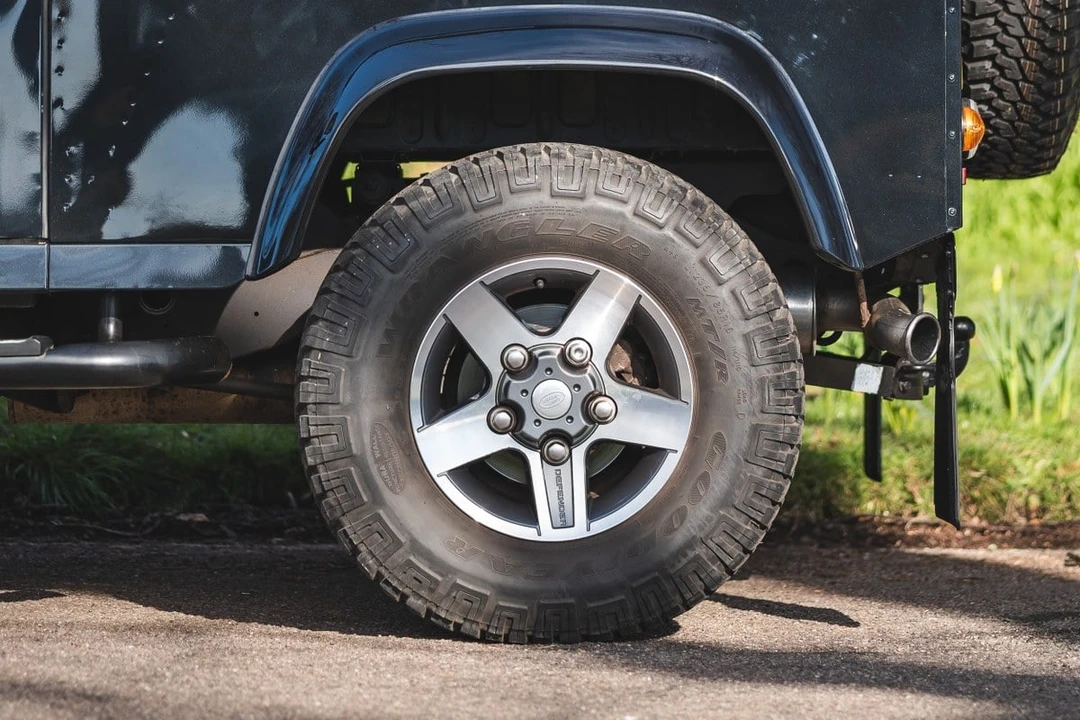 2011 Land Rover Defender 90 - Image 16 of 30