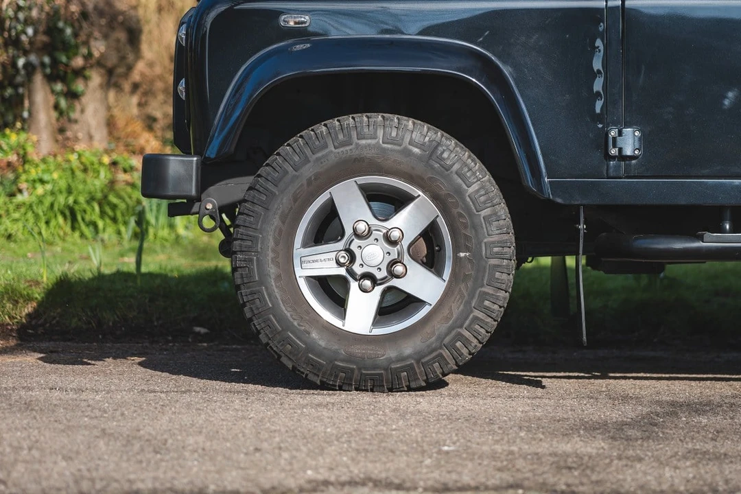 2011 Land Rover Defender 90 - Image 17 of 30