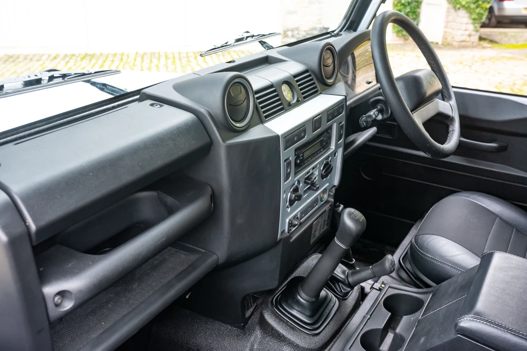 2011 Land Rover Defender 90 - Image 26 of 31
