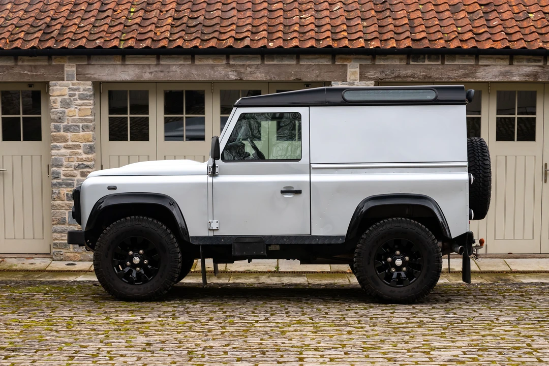 2011 Land Rover Defender 90 - Image 9 of 31
