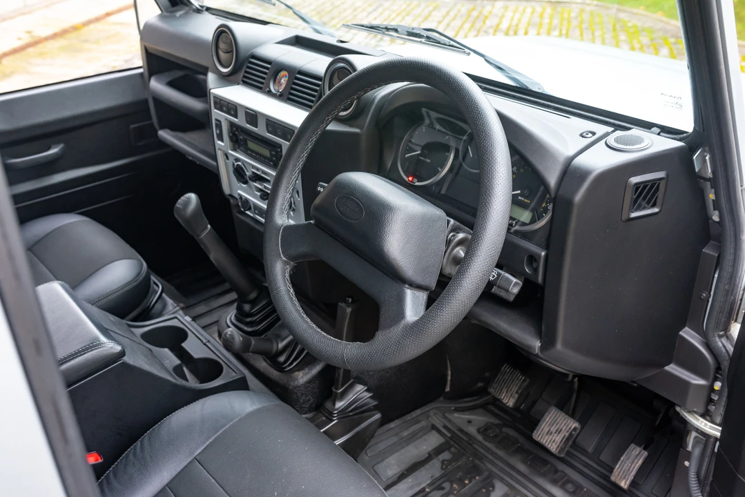 2011 Land Rover Defender 90 - Image 25 of 31