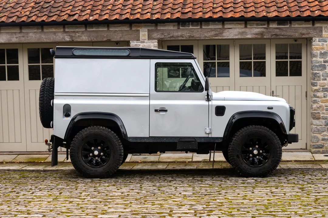 2011 Land Rover Defender 90 - Image 15 of 31