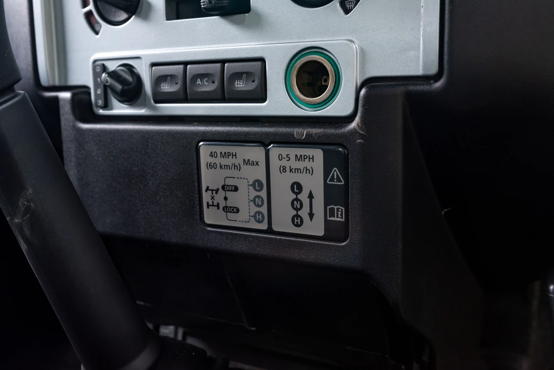 2011 Land Rover Defender 90 - Image 22 of 31