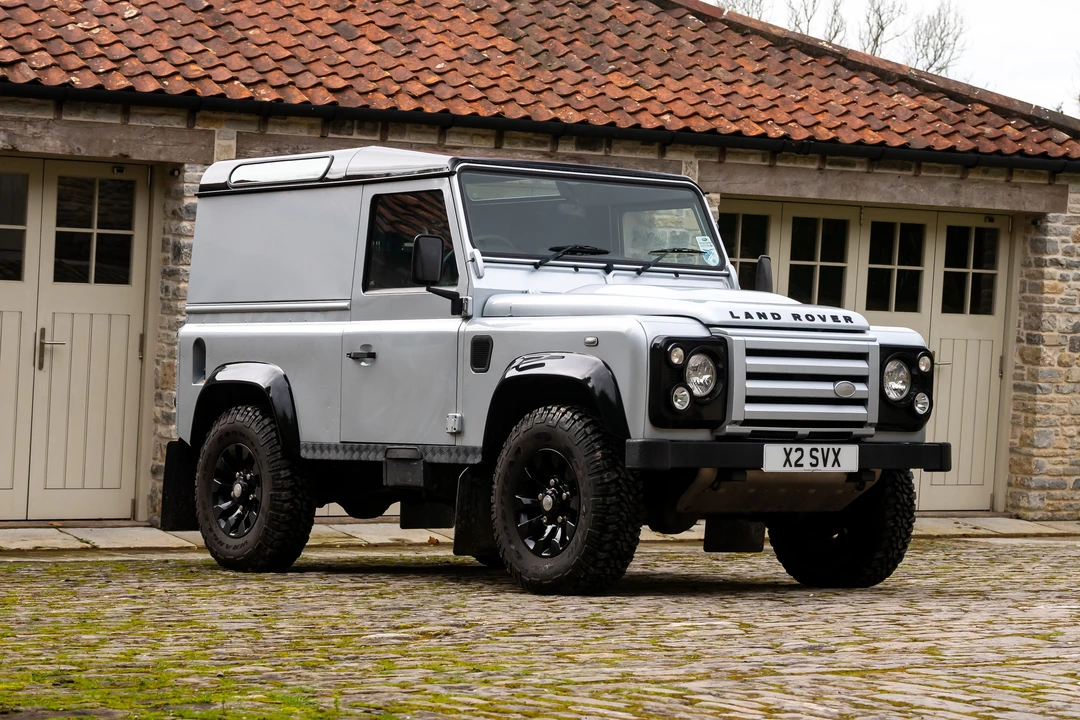 2011 Land Rover Defender 90 - Image 14 of 31
