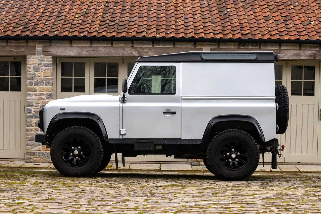 2011 Land Rover Defender 90 - Image 8 of 31