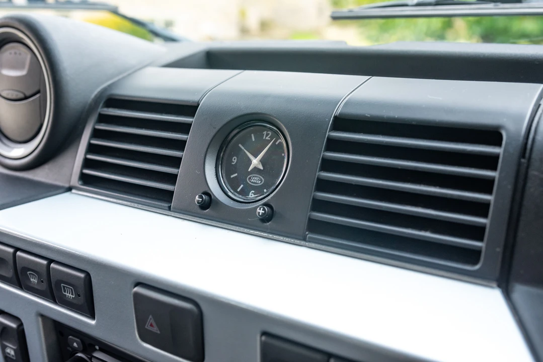 2011 Land Rover Defender 90 - Image 23 of 31