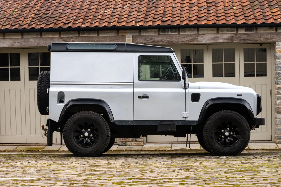 2011 Land Rover Defender 90 - Image 5 of 31