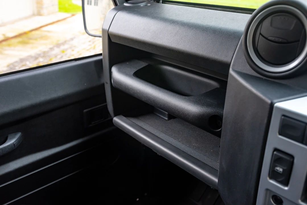 2011 Land Rover Defender 90 - Image 20 of 31