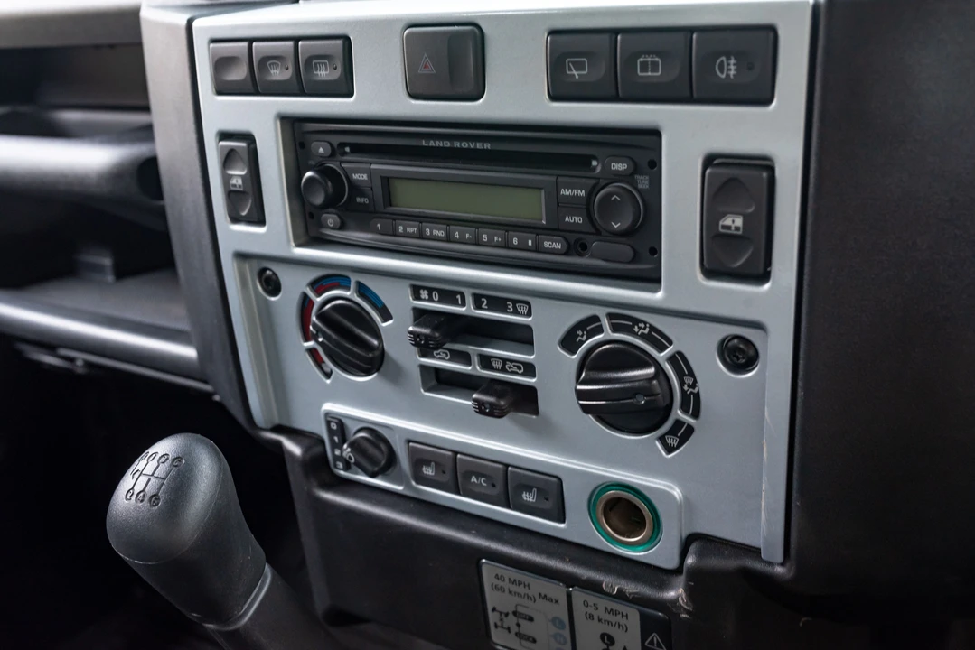 2011 Land Rover Defender 90 - Image 24 of 31