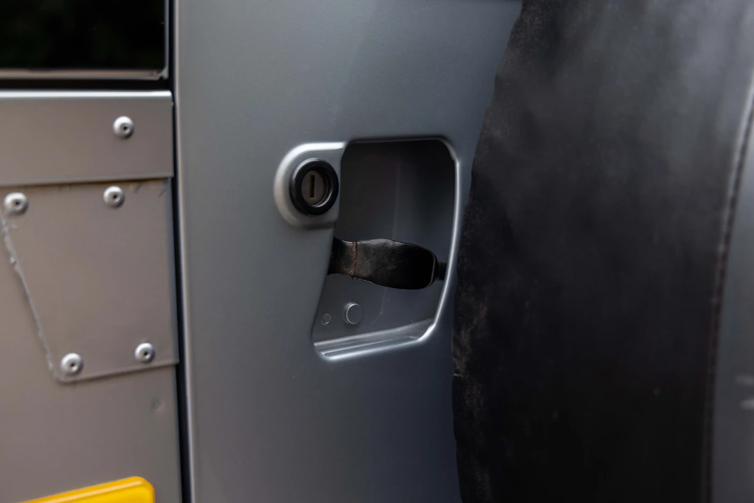 2011 Land Rover Defender 90 - Image 27 of 31