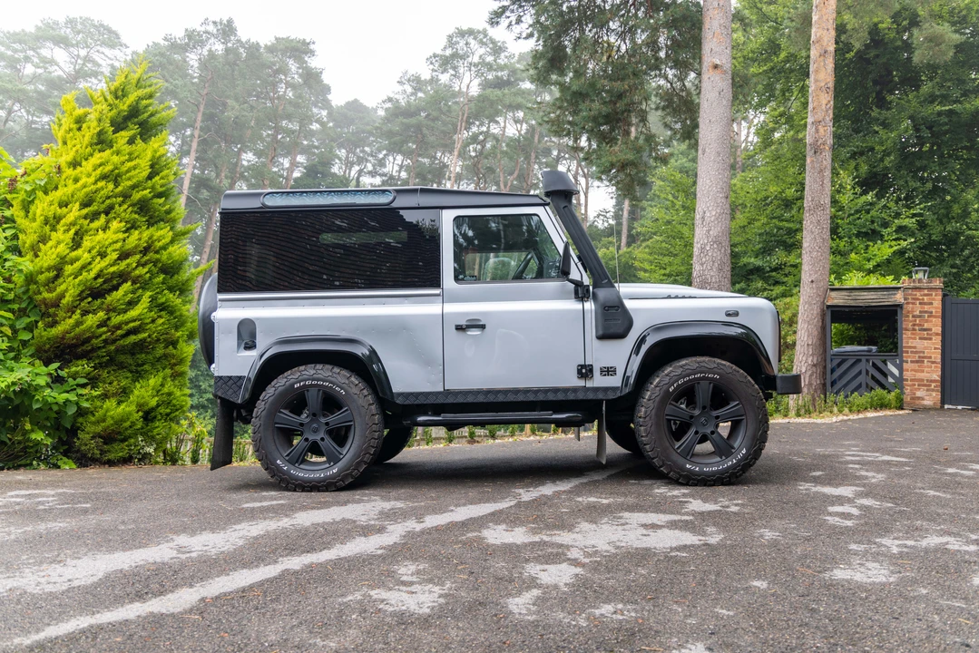 2011 Land Rover Defender 90 - Image 4 of 31