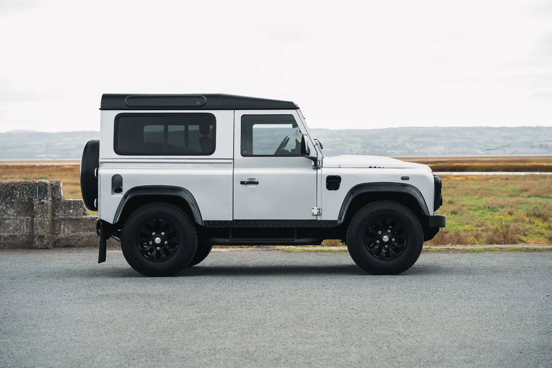 2011 Land Rover Defender 90 - Image 4 of 31
