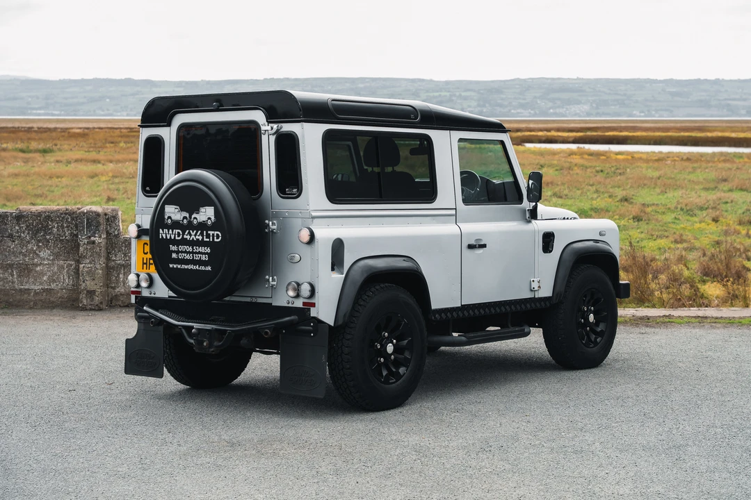 2011 Land Rover Defender 90 - Image 14 of 31