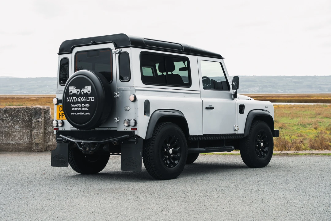 2011 Land Rover Defender 90 - Image 5 of 31