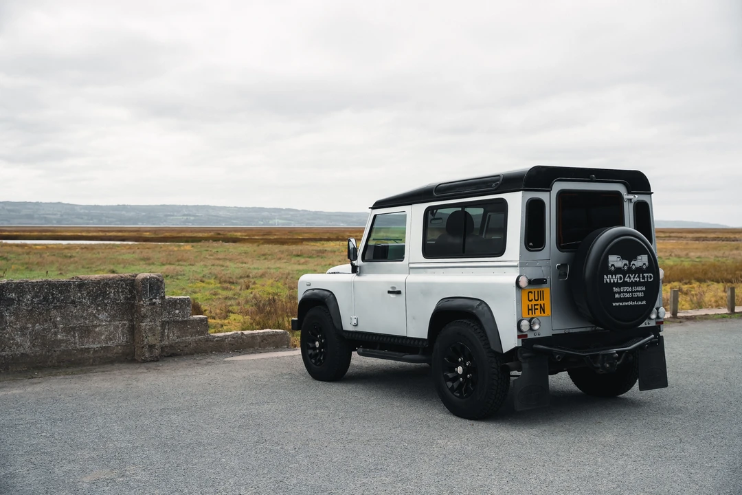 2011 Land Rover Defender 90 - Image 16 of 31