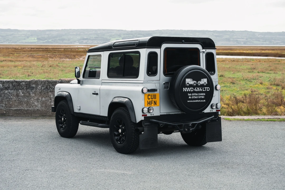 2011 Land Rover Defender 90 - Image 17 of 31