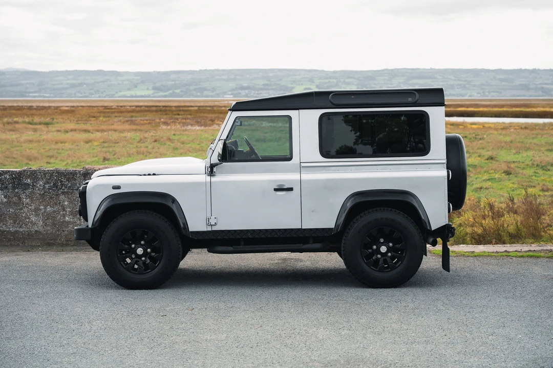 2011 Land Rover Defender 90 - Image 18 of 31
