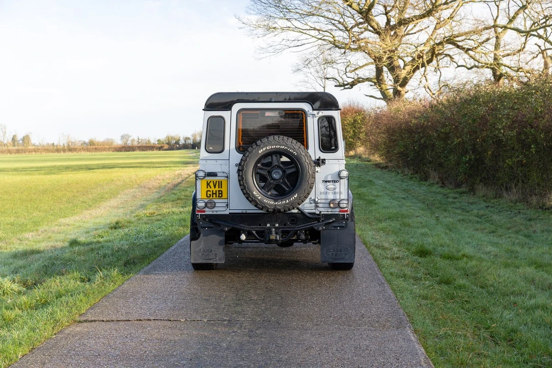 2011 Land Rover Defender 90 - Image 15 of 30