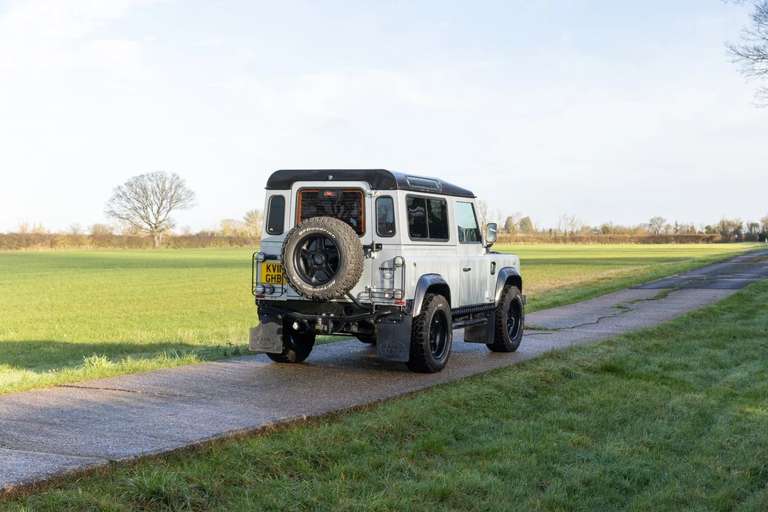 2011 Land Rover Defender 90 - Image 17 of 30