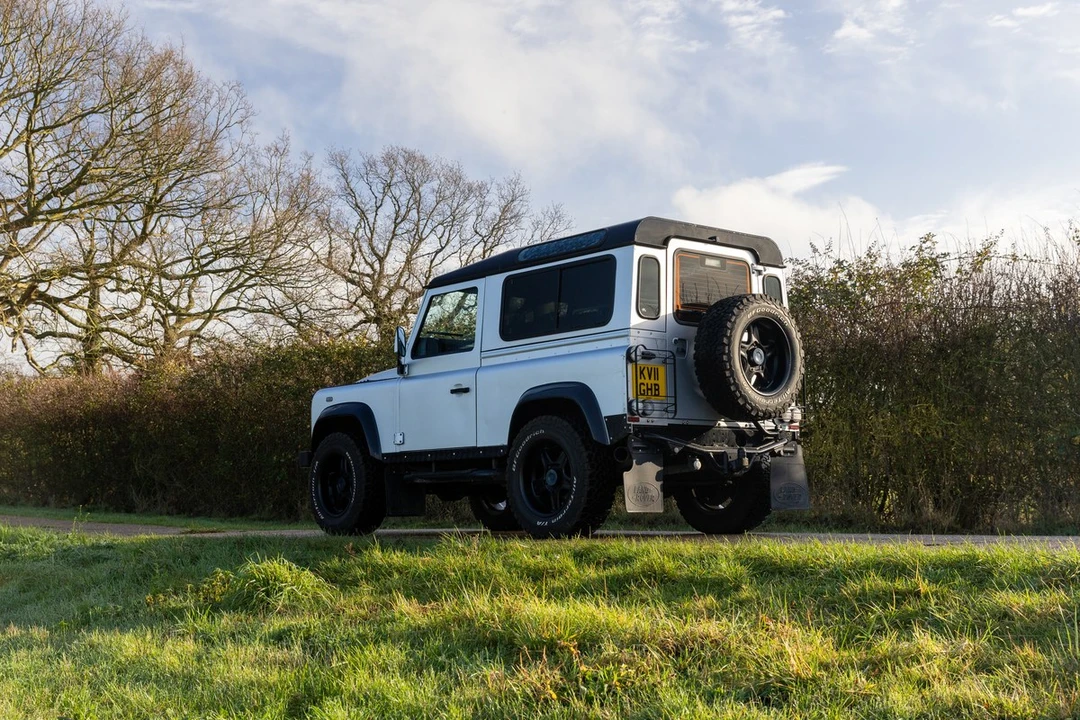 2011 Land Rover Defender 90 - Image 13 of 30