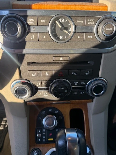 2011 Land Rover Discovery 4th Gen - Image 15 of 21
