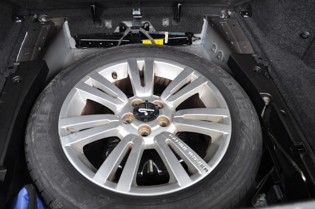 2011 Land Rover Range Rover L322 - Image 23 of 30