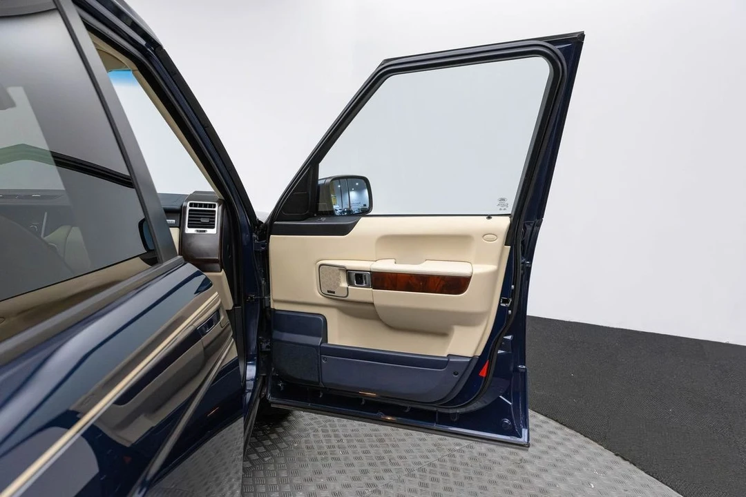 2011 Land Rover Range Rover L322 - Image 11 of 31
