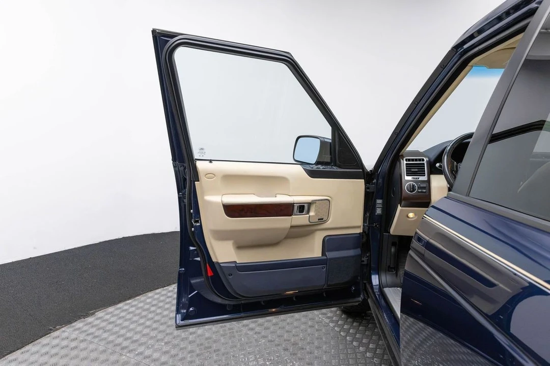 2011 Land Rover Range Rover L322 - Image 10 of 31