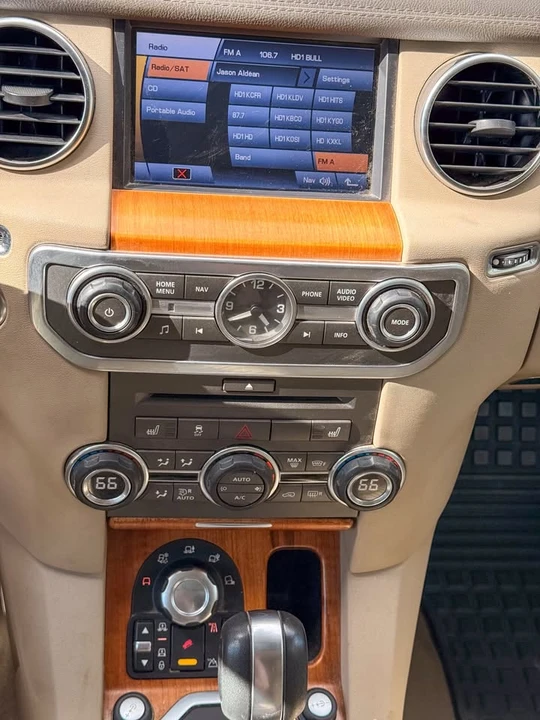 2011 Land Rover Discovery 4th Gen - Image 14 of 19