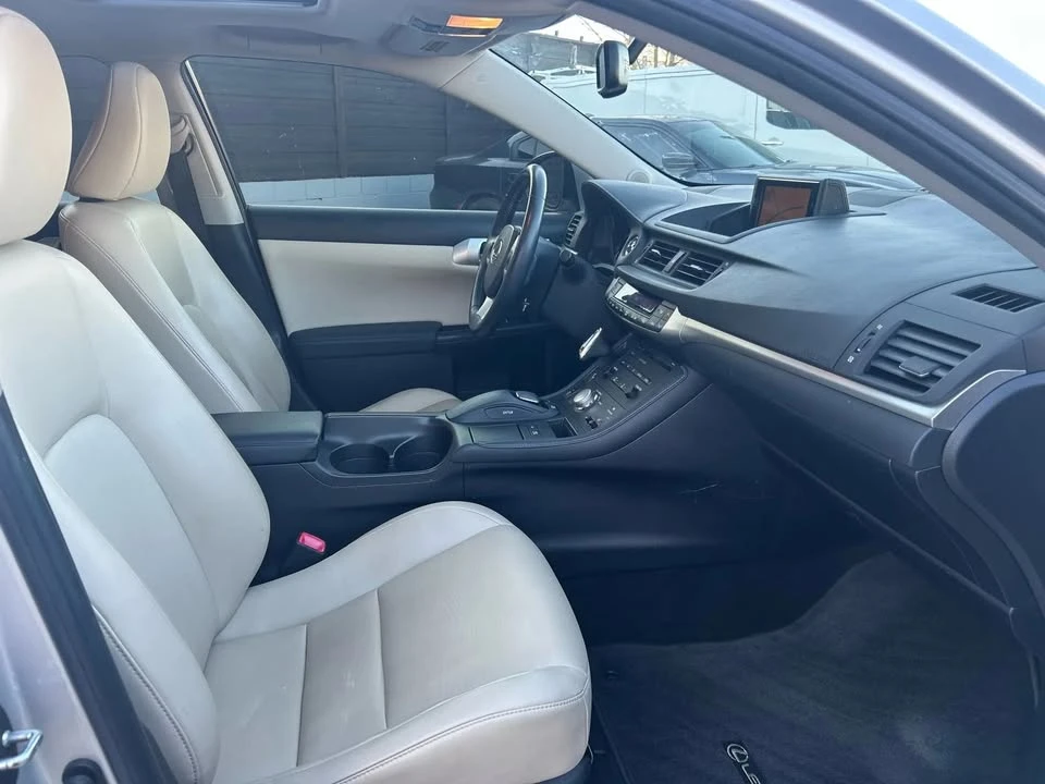 2011 Lexus CT - Image 9 of 17