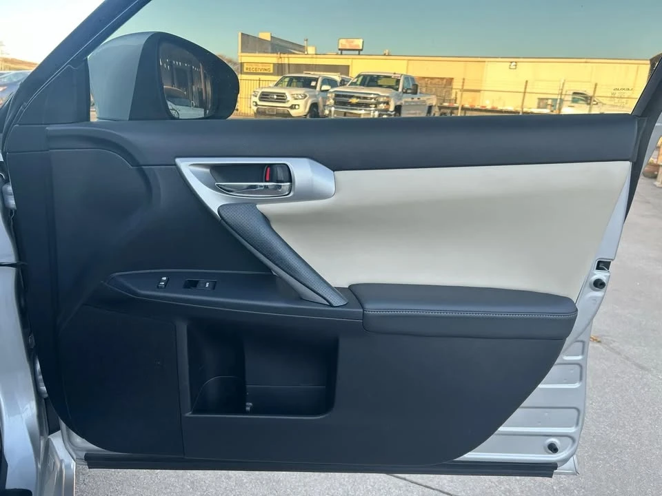 2011 Lexus CT - Image 8 of 17