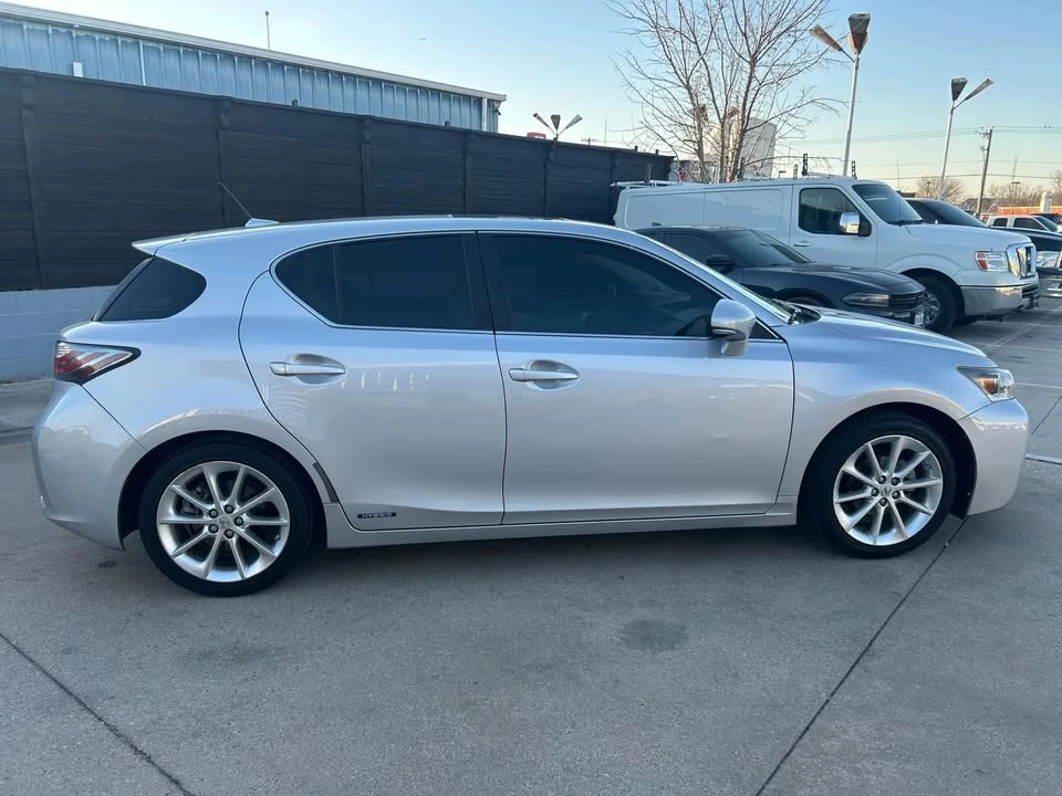 2011 Lexus CT - Image 2 of 17
