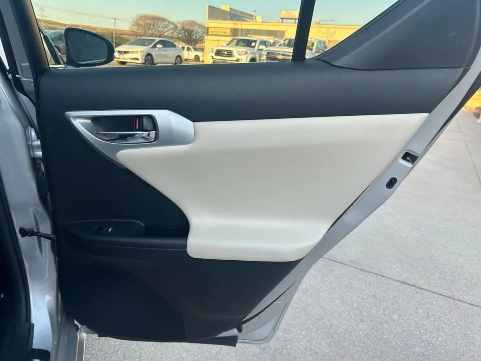 2011 Lexus CT - Image 10 of 17