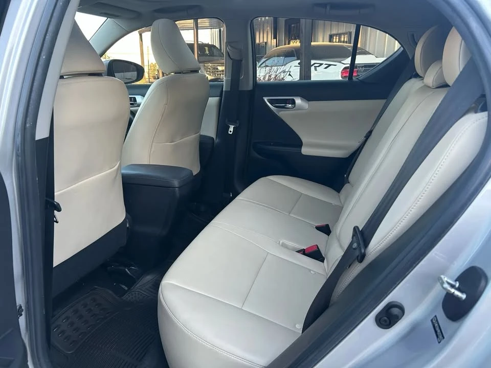 2011 Lexus CT - Image 13 of 17