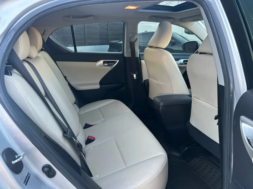 2011 Lexus CT - Image 11 of 17